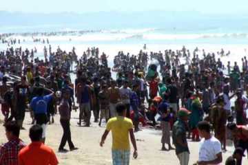 পর্যটকে মুখরিত কক্সবাজার সমুদ্র সৈকত